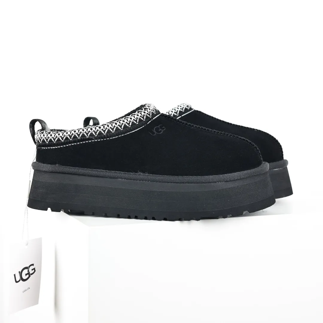 Copy price 💰560 Core recommendation of good price 5cm thick sole, independently developed original outsole, cashmere insole, keeping warm in winter, suitable for home use. In the new year, uug launched a style series, which is partially geared towards the preferences of young consumers. It has also moved to the forefront of fashion trends. Shoe body material, water-repellent coated suede upper, 17 mm UGGPURE™ implanted wool insole, lightweight non-slip and comfortable rubber outsole, with brand LOGO and trademark, with full package Size: 35 36 37 38 39 40